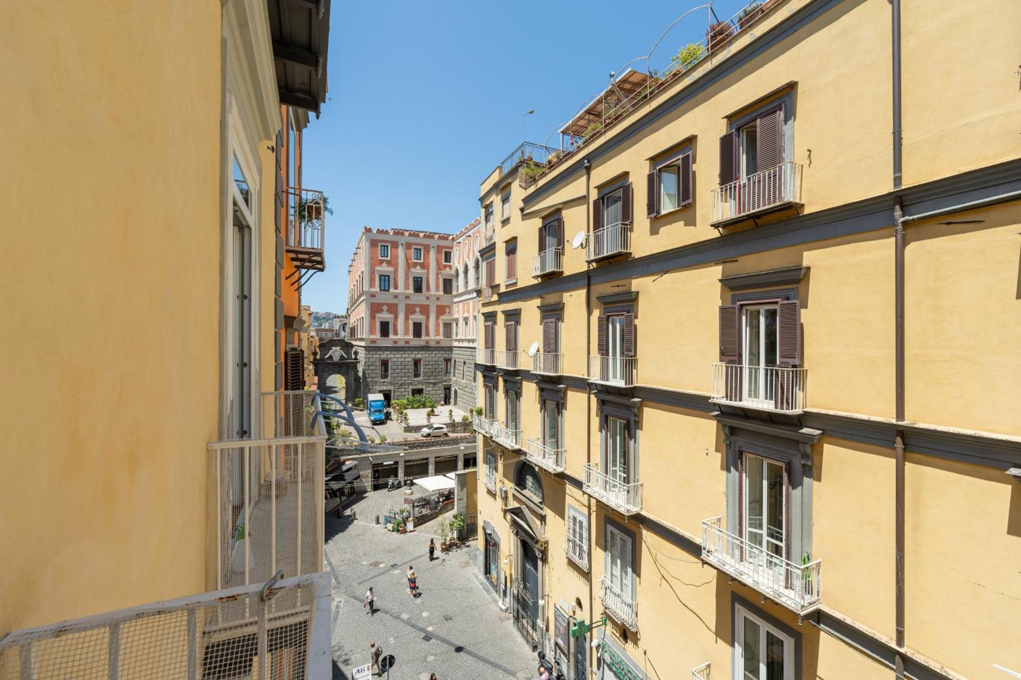 Aristocrat Chiaia Bridge Apartment